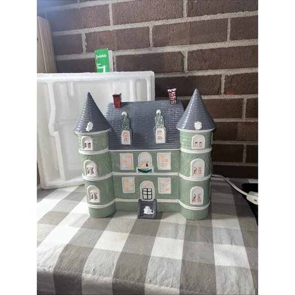 Vintage Yuletide Lakeside Mansion Lighted Christmas Village 1989 porcelain House - Picture 8 of 14